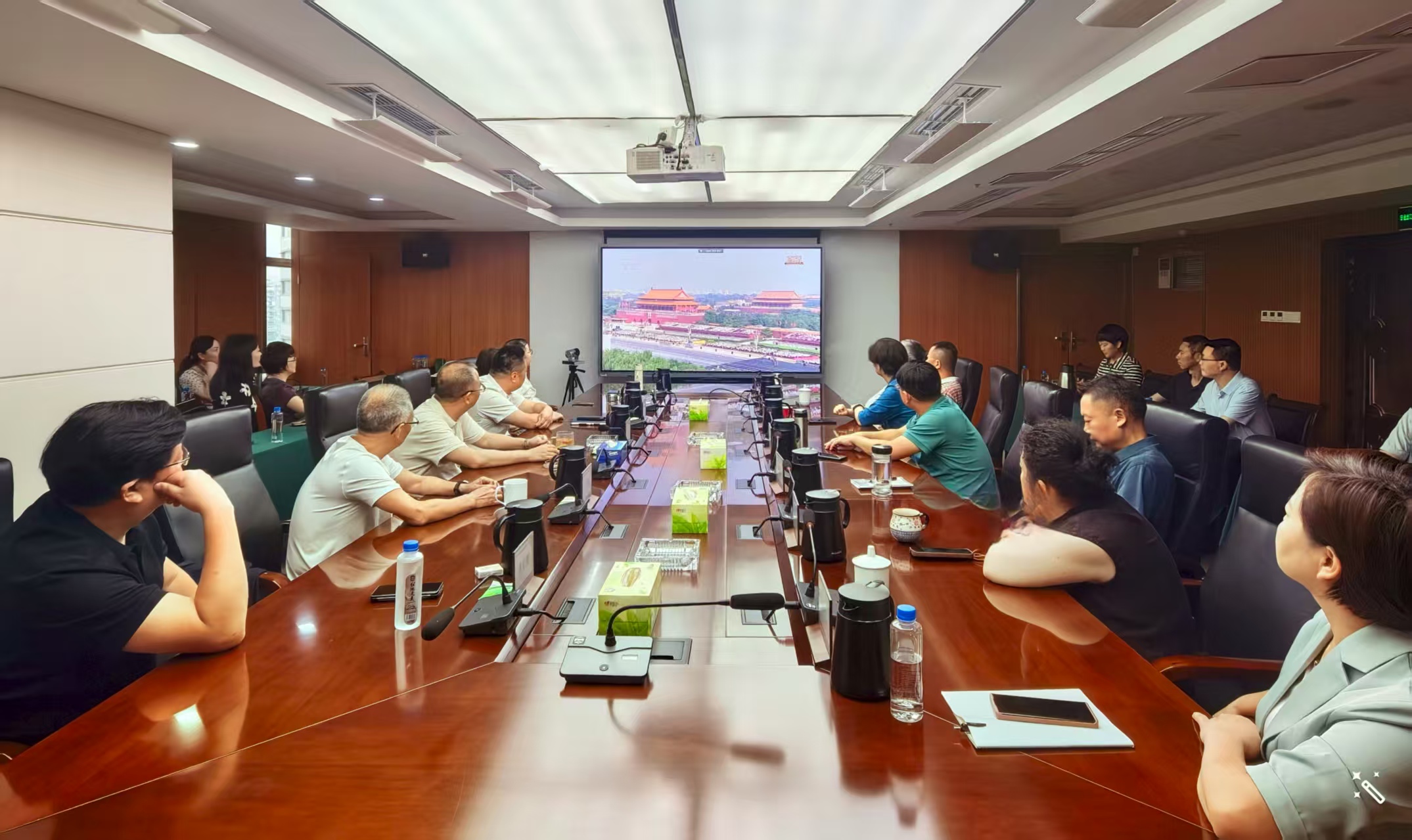 市農(nóng)投集團(tuán)全體黨員和干部職工收看中國人民抗日戰(zhàn)爭暨世界反法西斯戰(zhàn)爭勝利80周年大會(huì)
